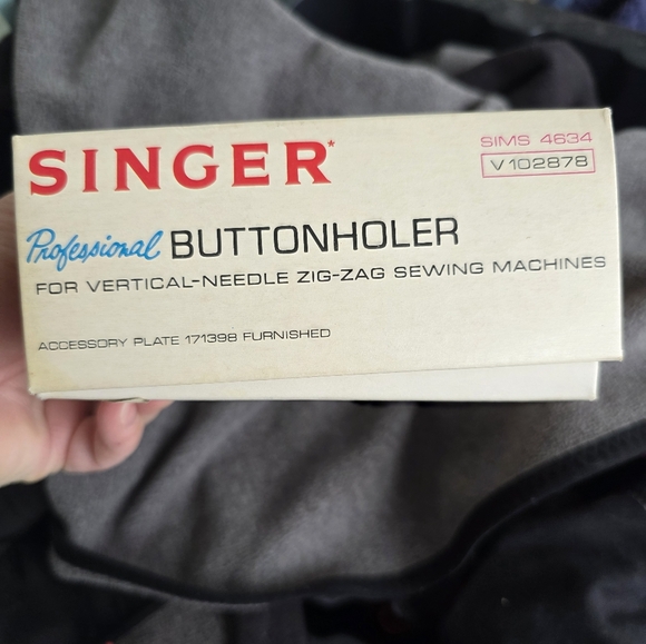 SINGER | Professional Buttonholer Sewing Machine Attachment - Picture 4 of 4
